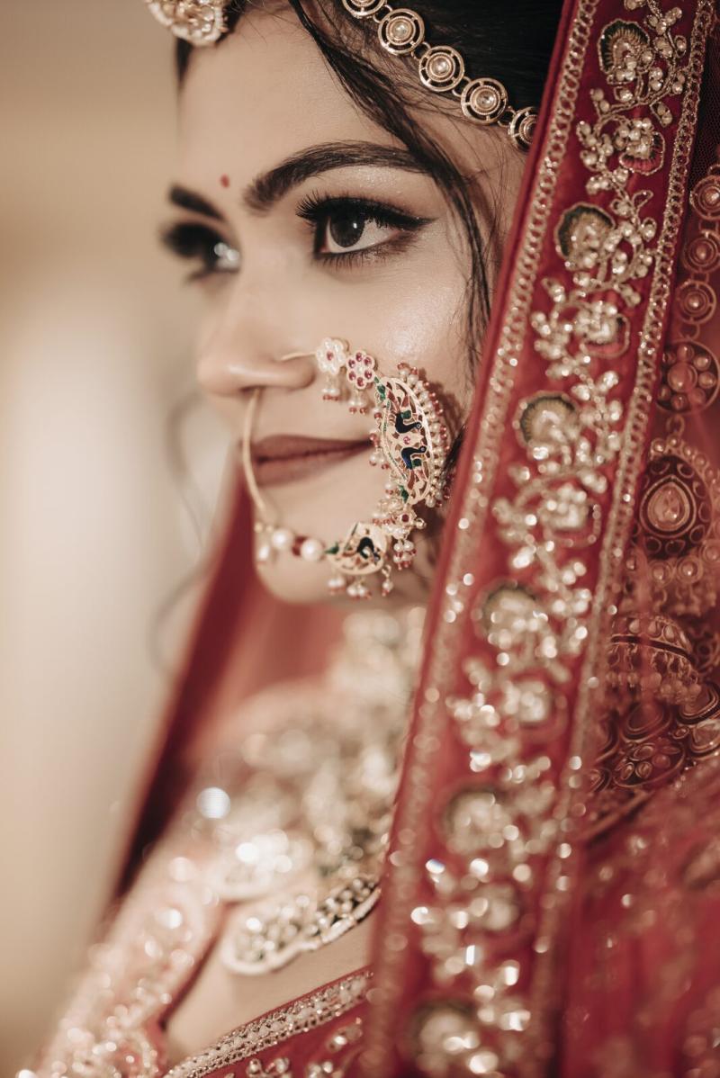 Close-up of a bride wearing a kundan nath and maang tikka, Prayagraj wedding