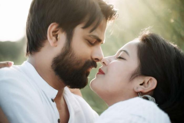 Close-up of a couple about to kiss in golden backlight — pre-wedding photography by PickYouPic