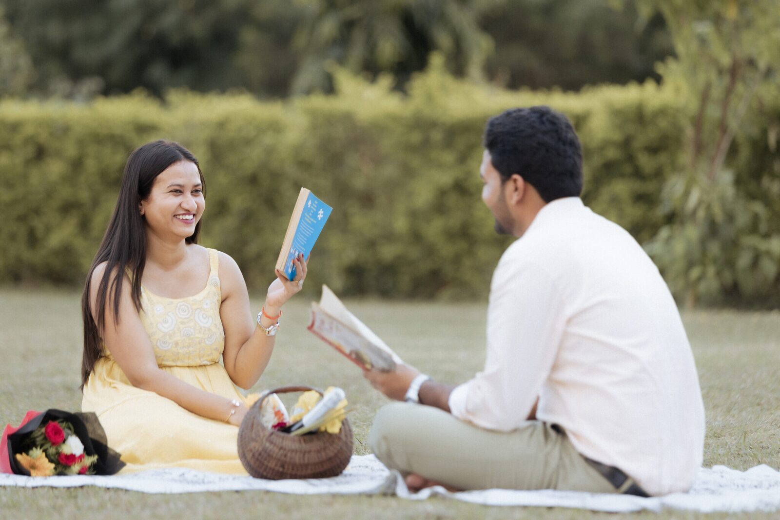 Garden picnic with books during the Chitrakoot pre-wedding shoot