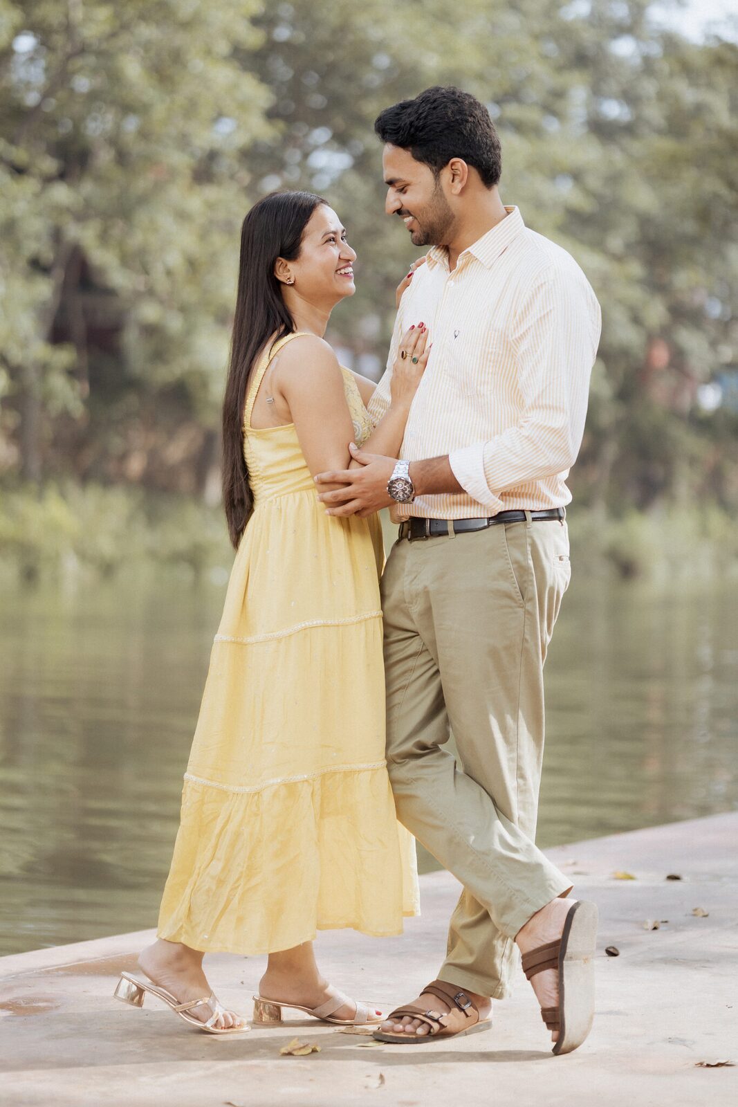 Close portrait of the couple by the water in Chitrakoot