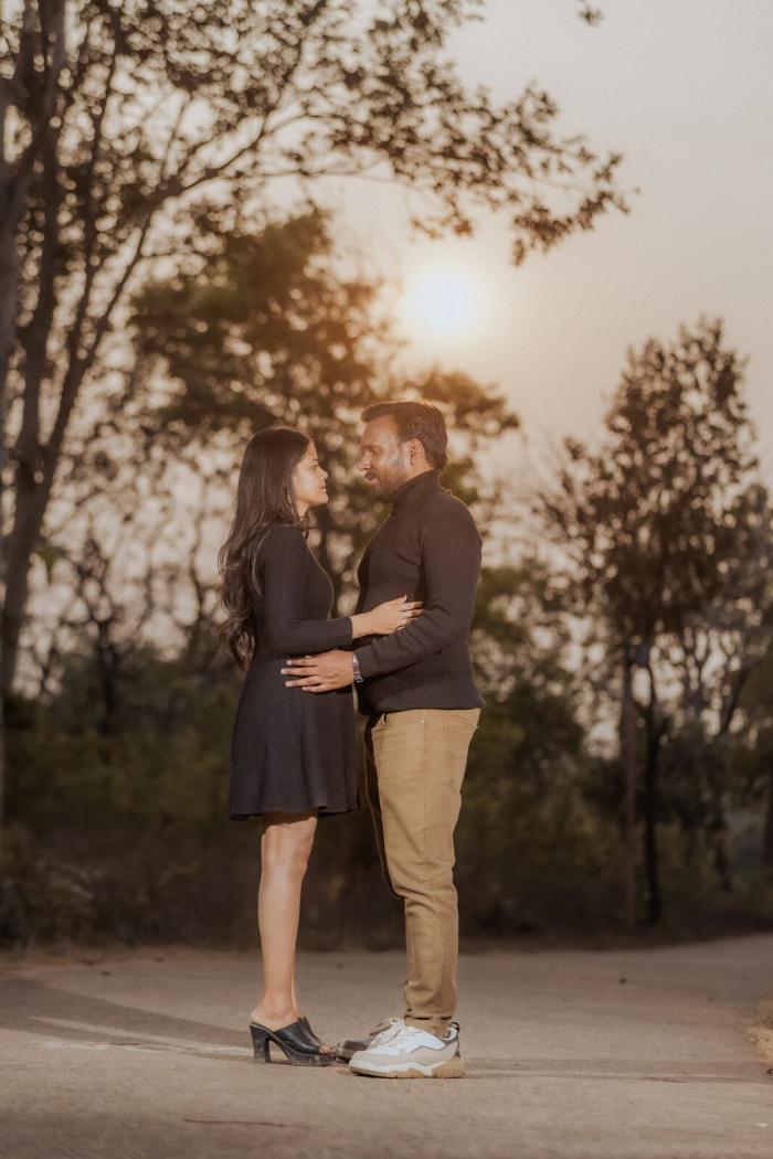 Embrace on the road with the setting sun behind, Dharkundi