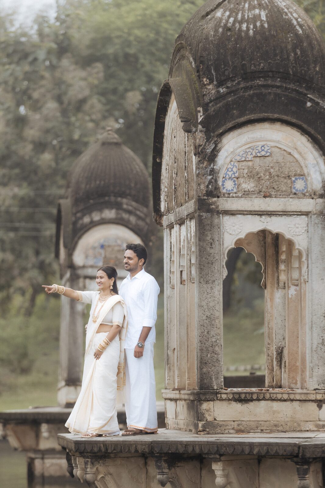 Couple on the lakeside chhatri at Ganesh Bagh, Chitrakoot