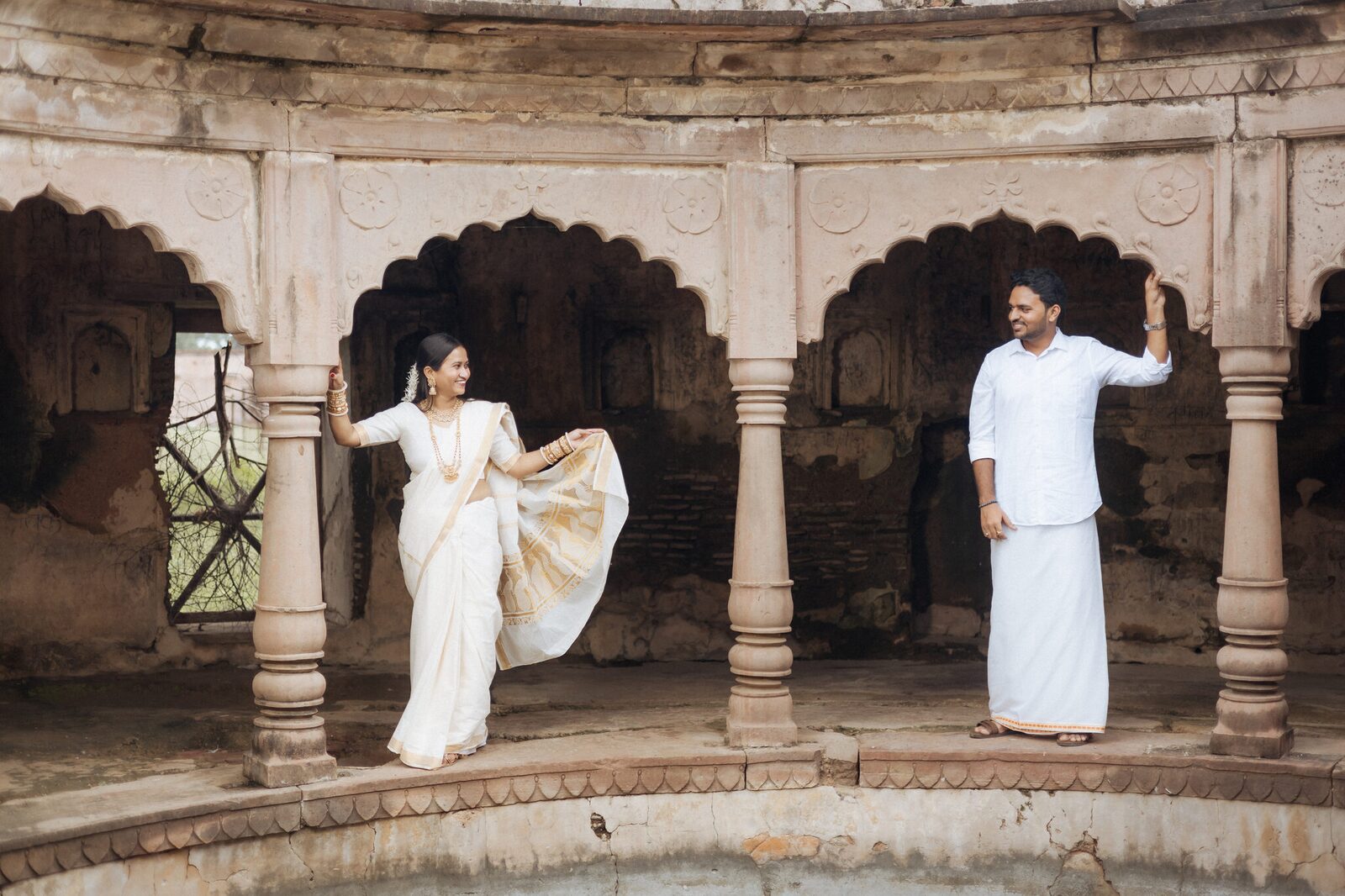 Kasavu saree twirl inside the round pavilion at Ganesh Bagh, Chitrakoot