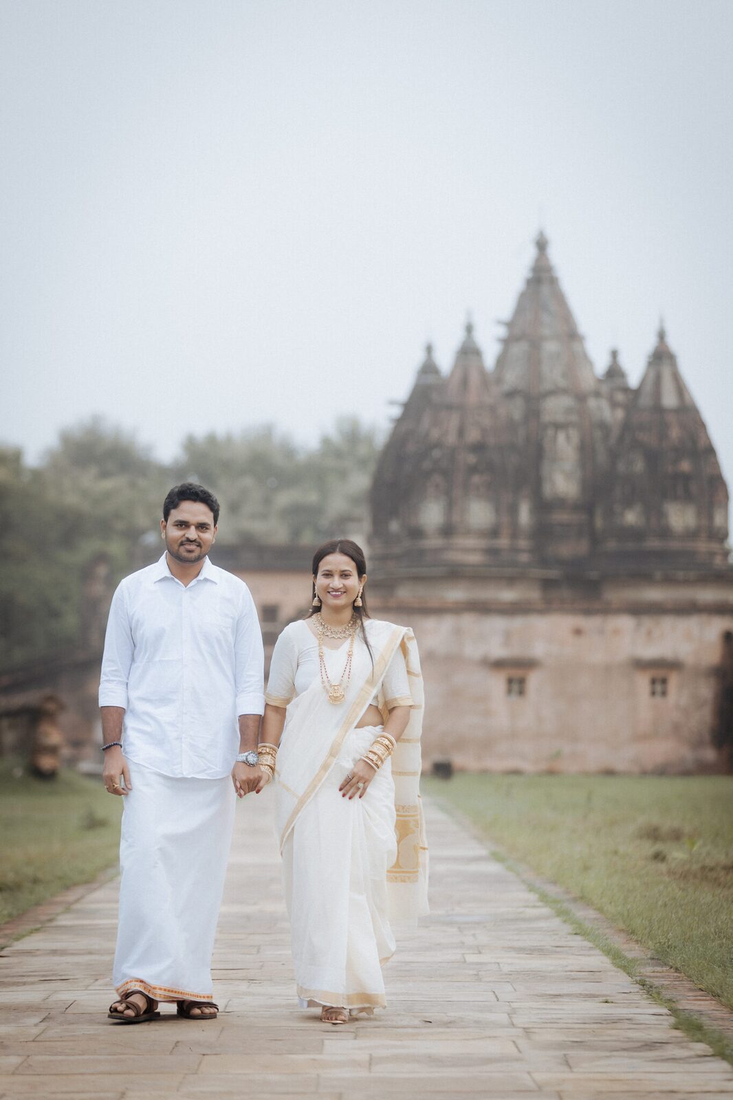 Harendra and Jyoti walking towards the temple at Ganesh Bagh, Chitrakoot