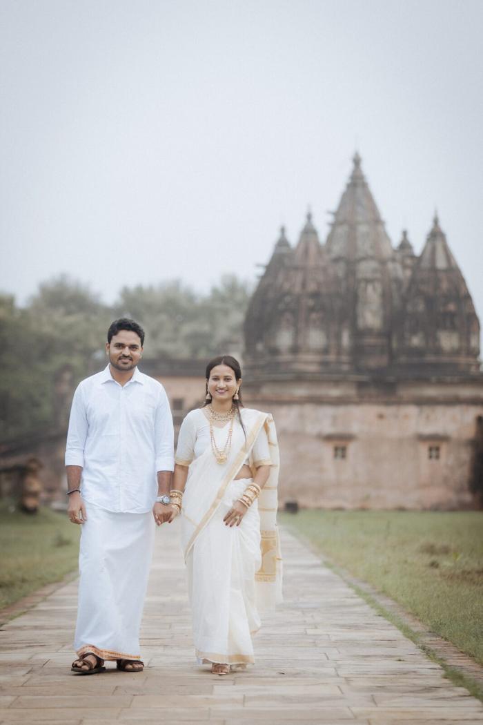 Harendra and Jyoti walking towards the temple at Ganesh Bagh, Chitrakoot