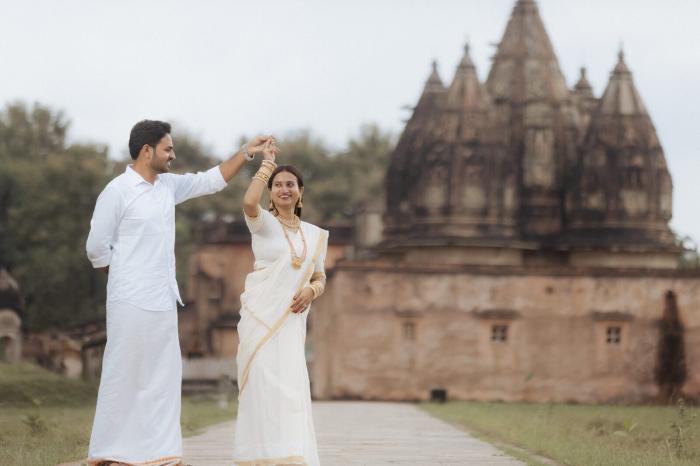 Twirl in front of the temple shikhar at Ganesh Bagh, Chitrakoot