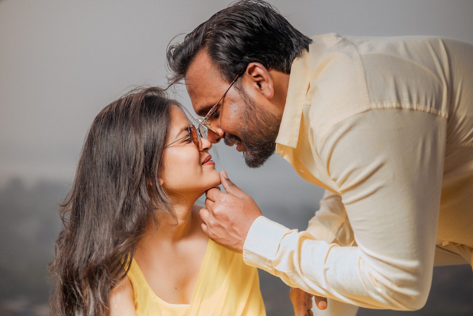 Close portrait in yellow on Pabhosa hill near Prayagraj