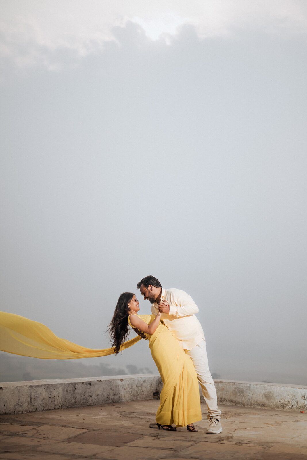 Dip with a yellow dupatta flying on Pabhosa hill, Kaushambi