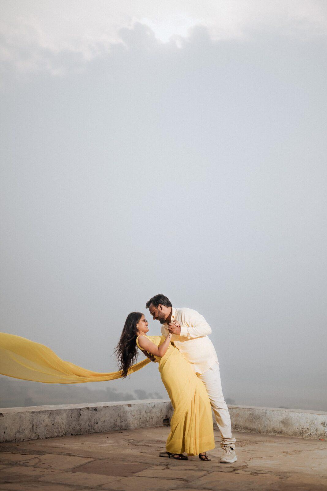 Dip with a yellow dupatta flying on Pabhosa hill, Kaushambi