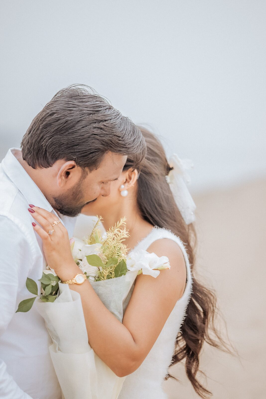 Close moment with a bouquet on the Yamuna sands near Pabhosa