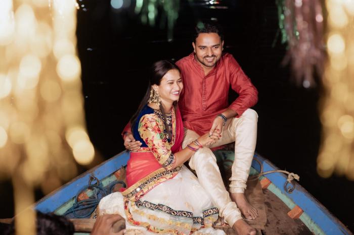 Golden bokeh around the couple on the boat at Ram Ghat, Chitrakoot
